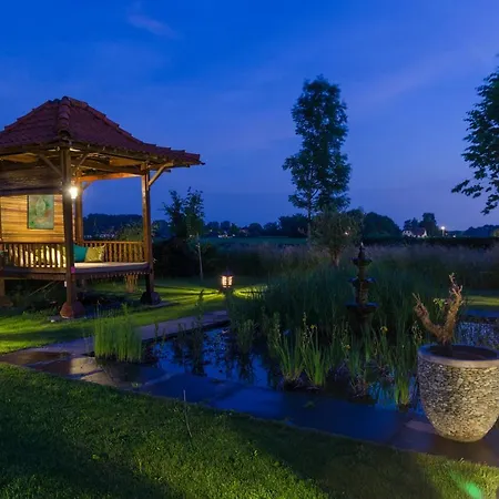 Rumah Indo Garden Bed & Breakfast *